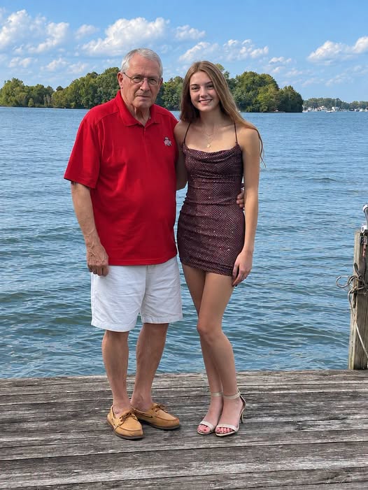The company director fired me in front of everyone. Two hours later, he called me and said, “Get up elegant and meet me by the lake. Don’t tell anyone we’re going to meet.” When I arrived, he asked me to take a picture with him... and the next morning, that picture was hanging at his office door